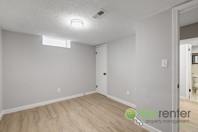 Building Photo - Freshly remodeled 2 bedroom + 2 bonus room...