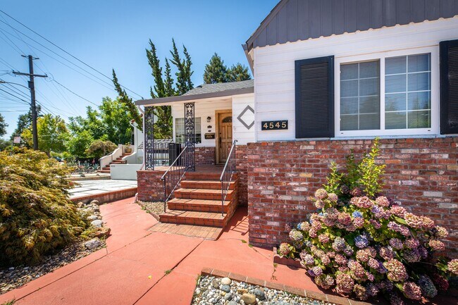 Building Photo - Coming Soon! Lovely Redwood Heights Home w...