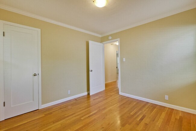 Building Photo - Awesome Home Located in a Quiet Tree Line ...