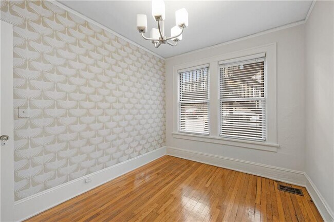 Building Photo - 716 Lakeview Ave NE