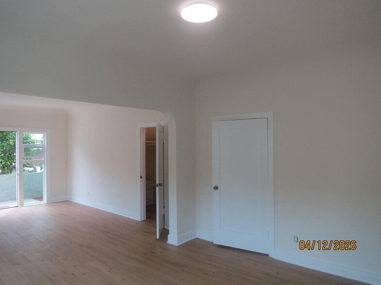 Building Photo - 2045 S Harcourt Ave