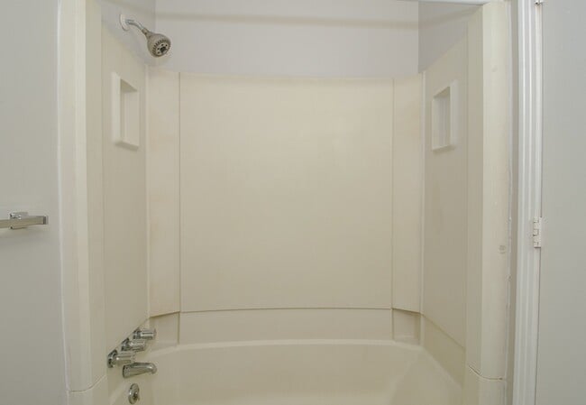 Building Photo - 812 Golf View Pl