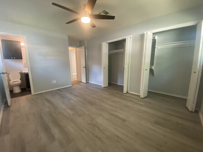Building Photo - 2220 Louise Ln