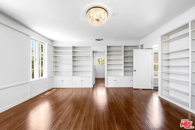 Building Photo - 809 N Bedford Dr