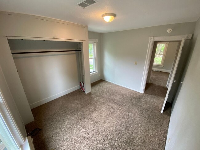 Building Photo - Newly Updated 2 Bedroom