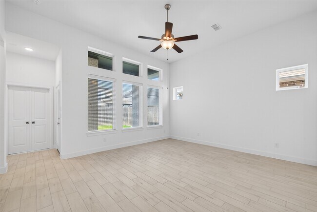 Building Photo - 211 Amaranth Wy