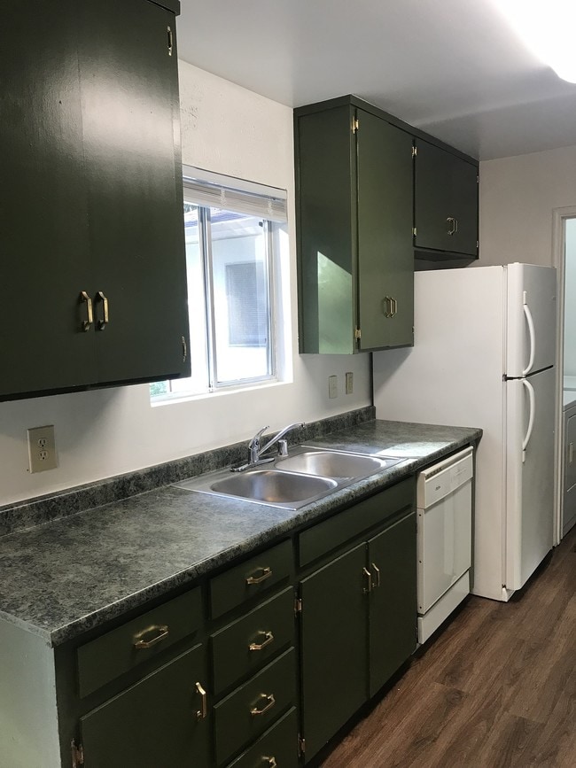 Building Photo - 1059 La Mesa Dr