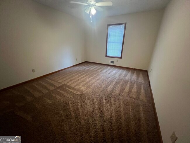 Building Photo - 982 Locust Dr NE