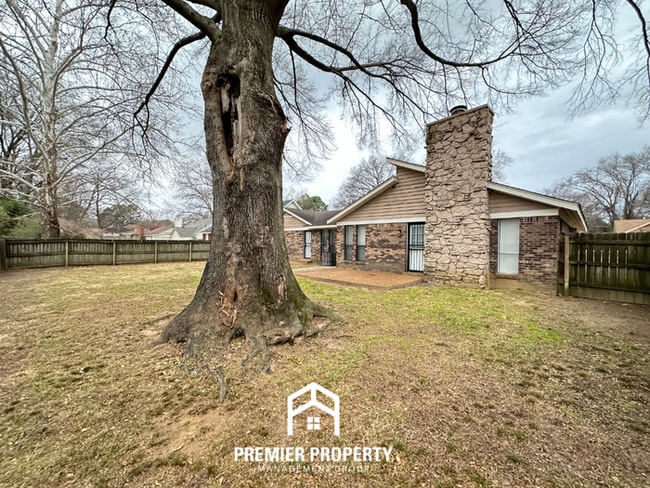 Building Photo - Spacious 3BR/2BA Memphis Home w/ Vaulted Ceilings, Fireplace & 2-Car Garage