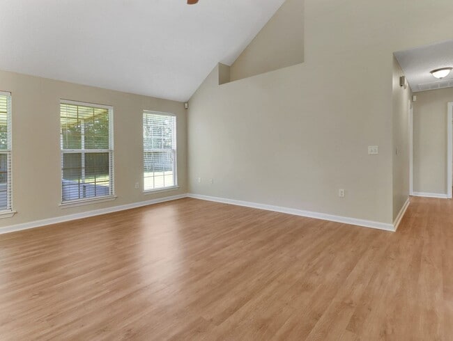 Building Photo - 3 Bed/2 Bath Home in Main Street!