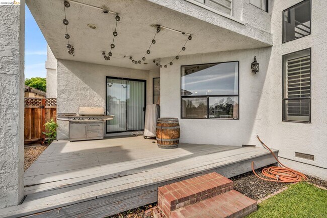 Building Photo - 5640 Edgeview Dr