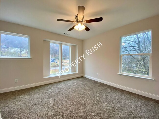 Building Photo - 144 Signal Hills Dr