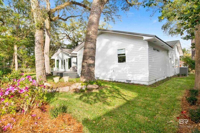 Building Photo - 380 S Church St