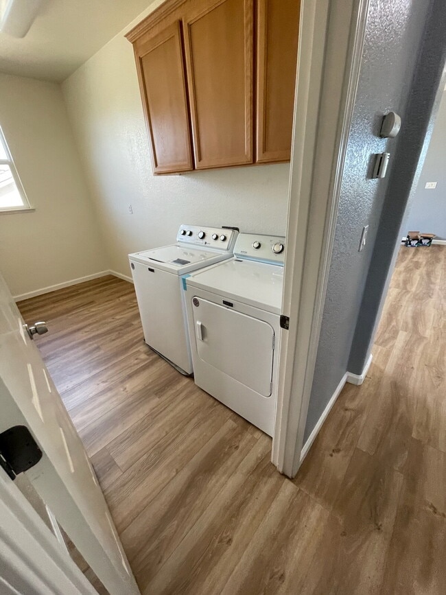 Building Photo - "Spacious 4-Bed, 3-Bath Retreat with 3,260...