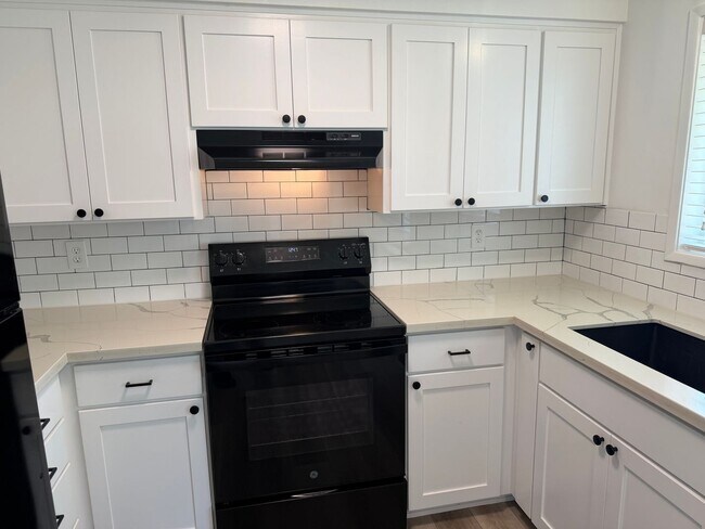 Building Photo - Updated 2 bedroom 1 bath duplex!