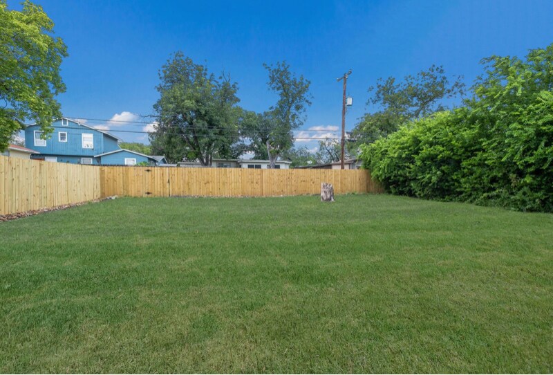 Building Photo - 523 Gilbert Ln
