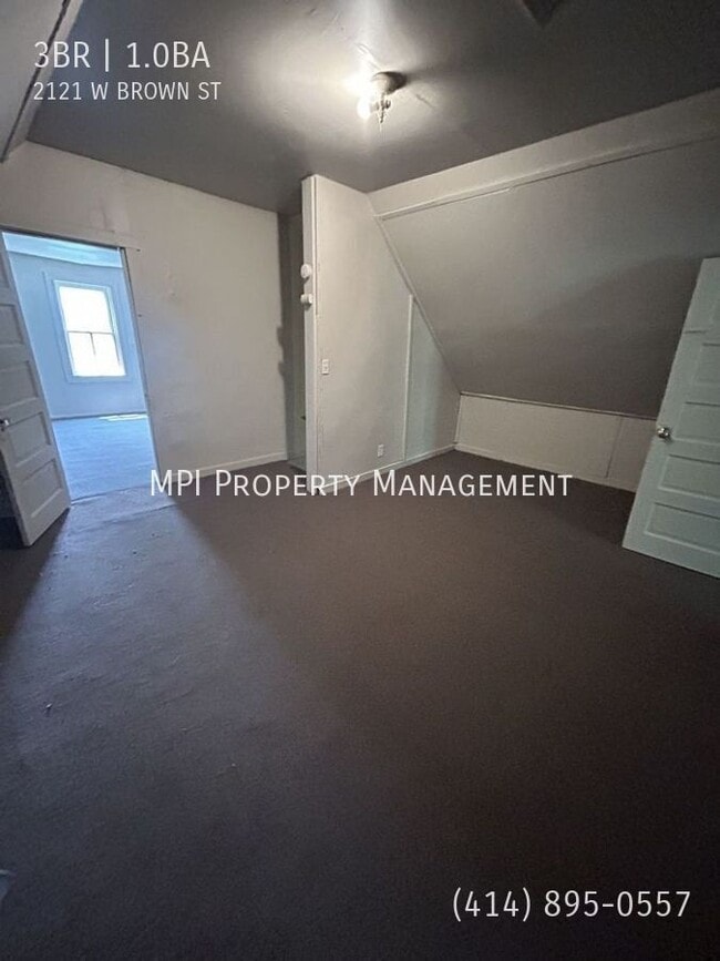 Building Photo - 2121 W Brown St