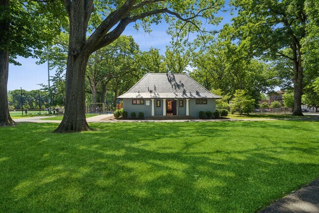 Building Photo - 86 Maple Ave