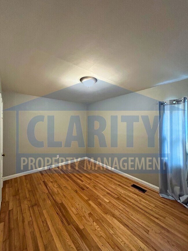 Building Photo - Single level! Two bedrooms!