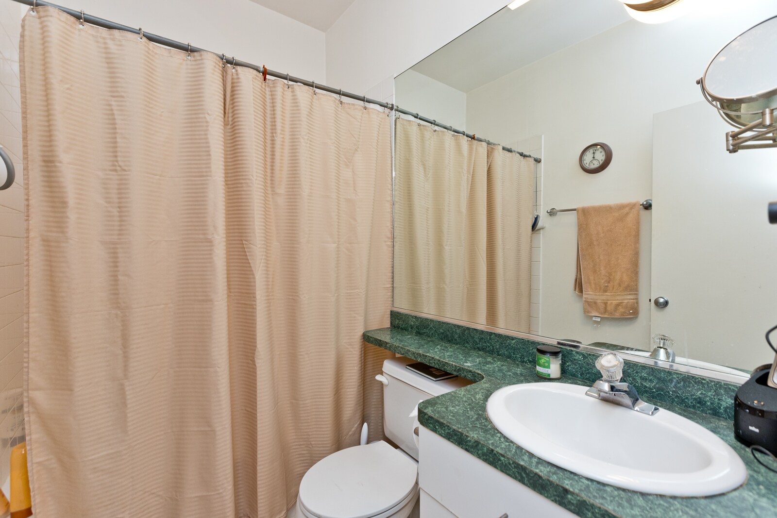 Building Photo - 616 N Paulina St