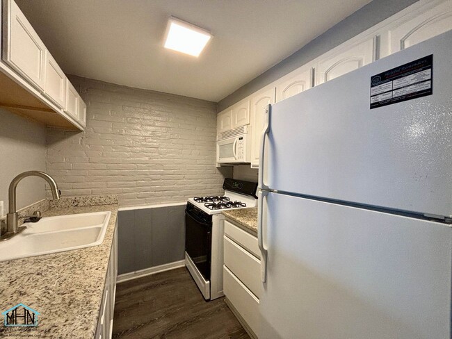 Building Photo - 2 bed/1 bath 2-story townhome w/patio in a...