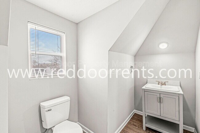 Building Photo - 2345 N Kenwood Ave