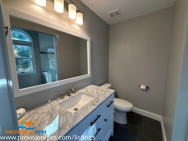 Building Photo - 625 Edwards Rd