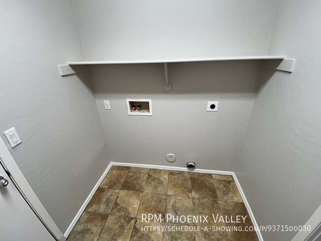 Building Photo - 3 bed/ 2bath Goodyear Home with All new Pa...