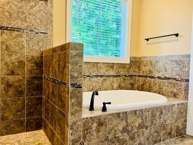 Building Photo - 3658 Pleasants Ridge Dr