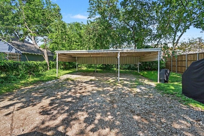 Building Photo - 2112 McMillan Ave