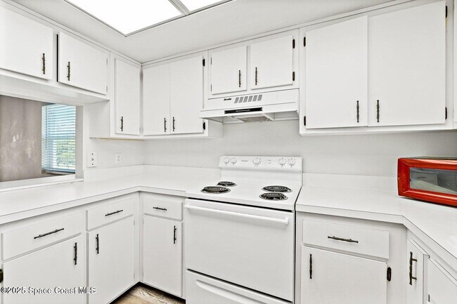 Building Photo - 7201 Ridgewood Ave