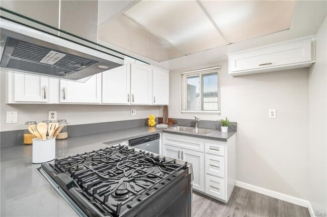 Building Photo - Clean & updated 2 bed/2 bath condo availab...