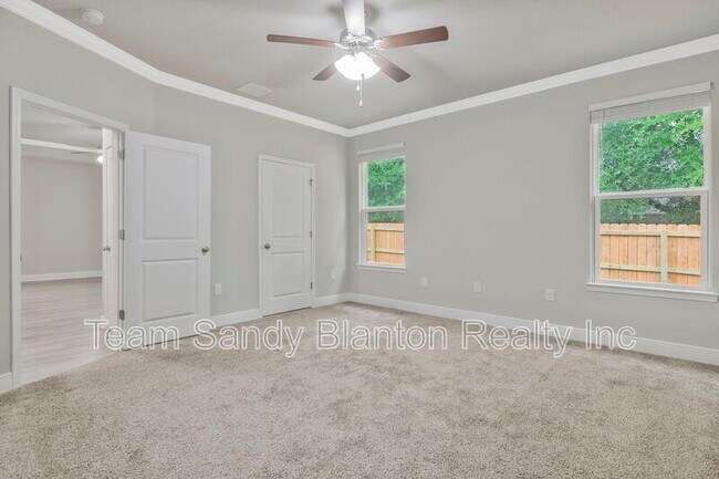 Building Photo - 5402 Parkside Dr