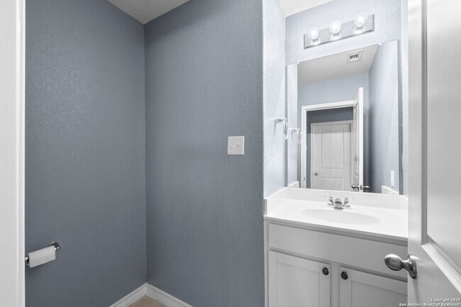 Building Photo - 511 Diamond Shls