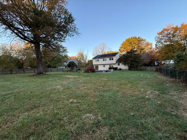 Building Photo - 16 Meadowview Dr