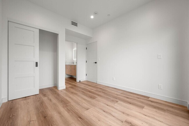 Building Photo - 1920 S Sherbourne Dr