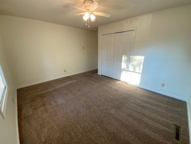 Building Photo - 207-207 Briarcrest Ct