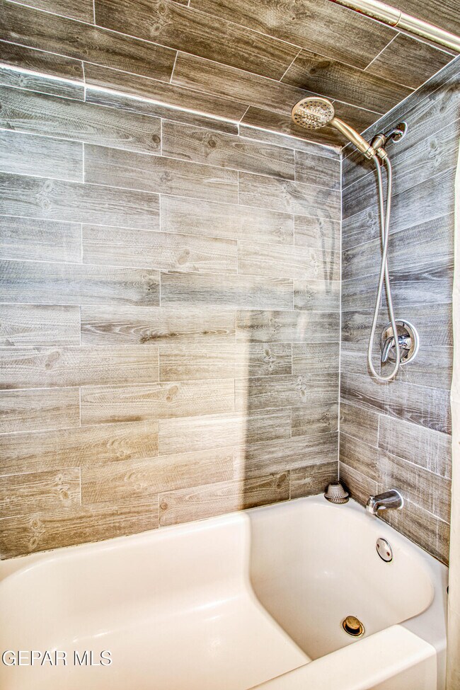 Building Photo - 1701 Elm St