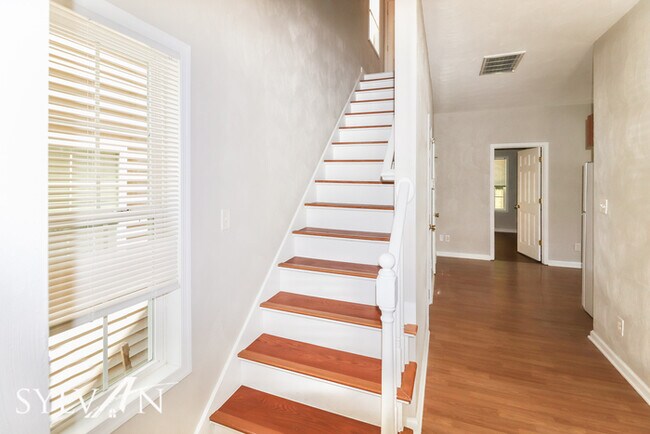 Building Photo - The living is easy in this 3 bedroom, 1.5 ...