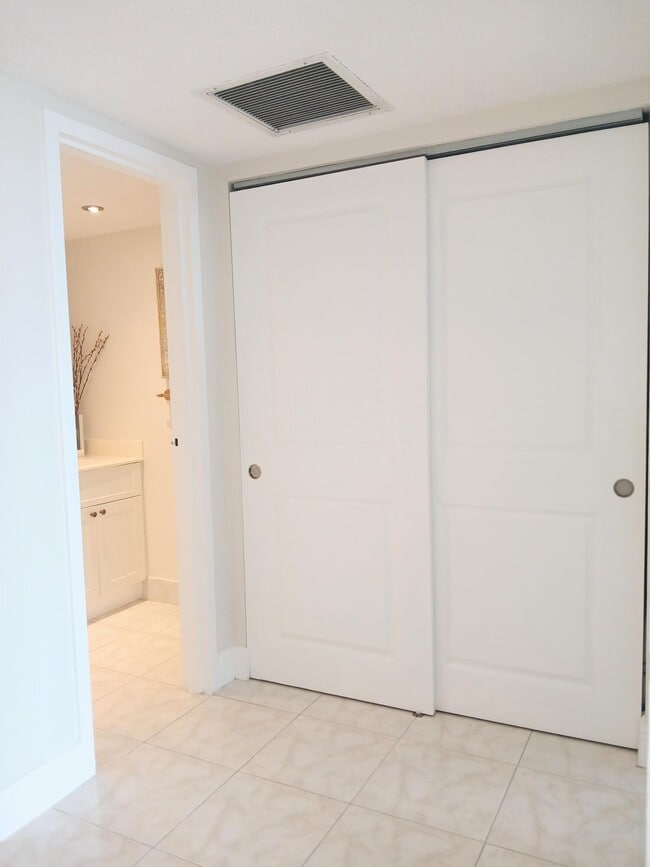 Building Photo - 1830 Embassy Dr