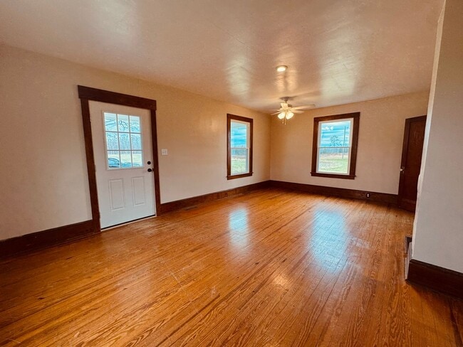 Building Photo - Adorable Home/Country setting