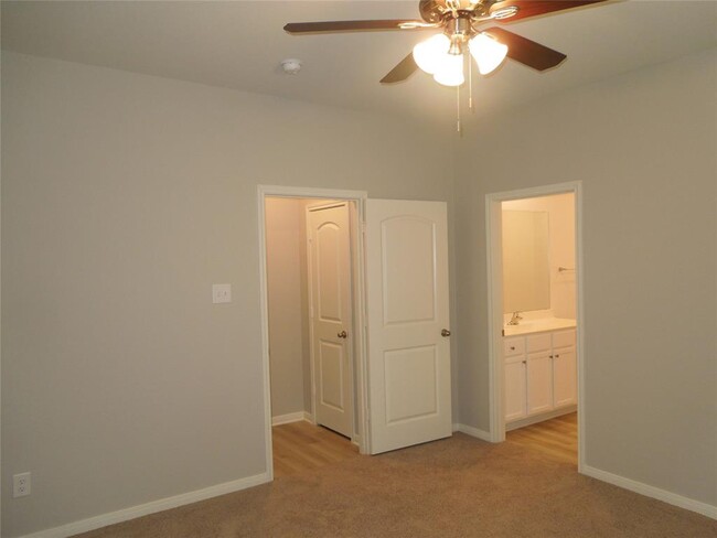 Building Photo - 10470 Sweetwater Creek Dr