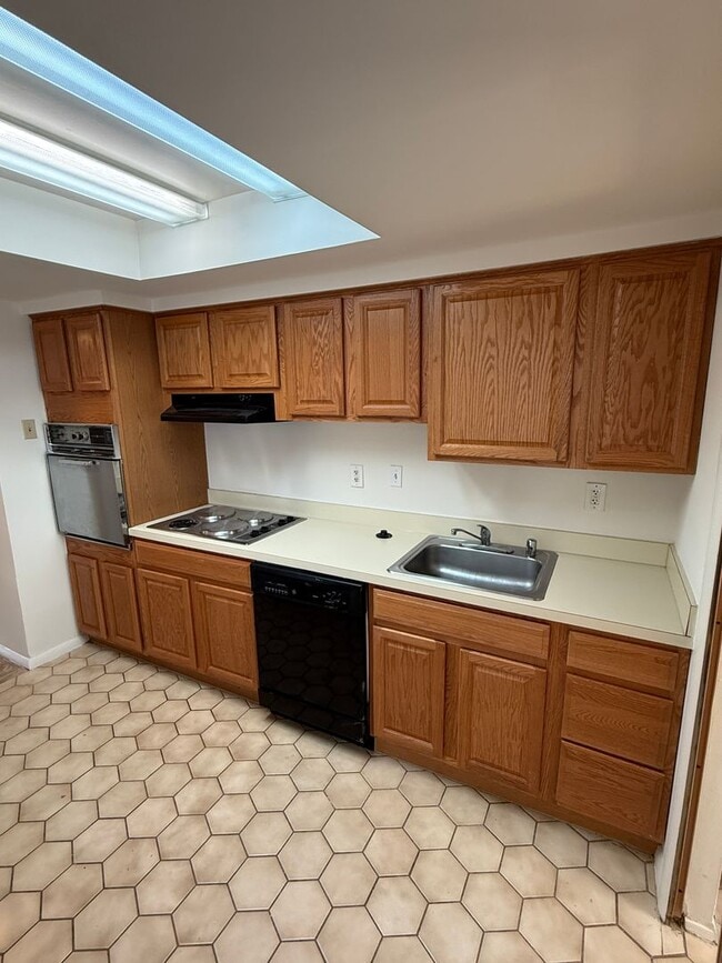 Building Photo - Olde Crofton Charm! Two Bedroom Townhome