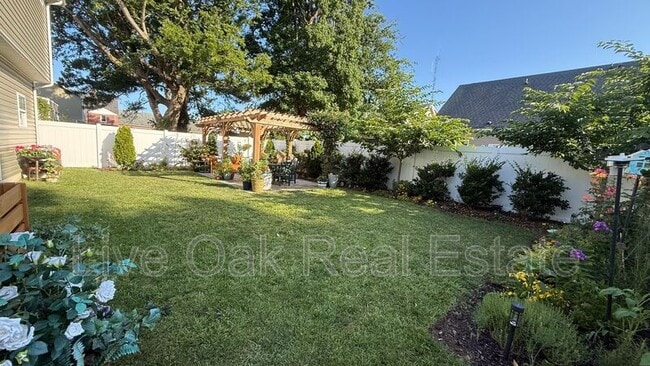 Building Photo - 136 Filbert St