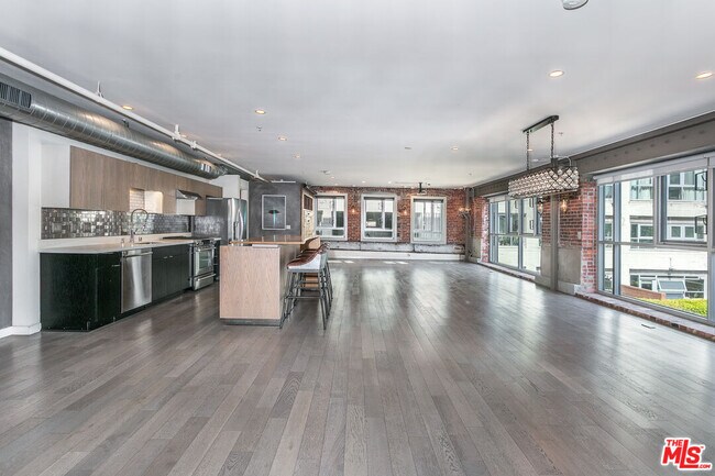 Building Photo - 527 Molino St