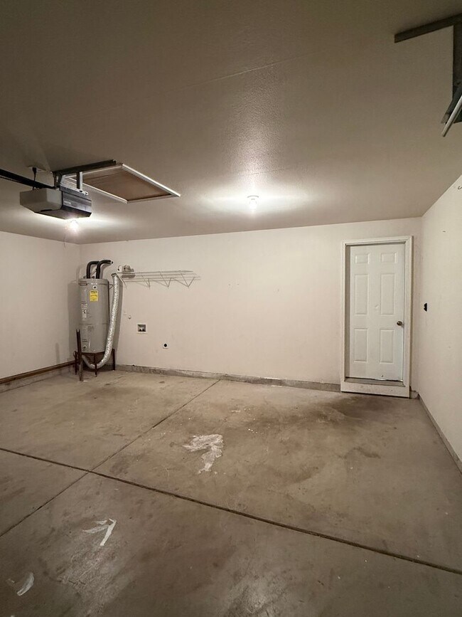 Building Photo - Charming 3 Bedroom 2 Bathroom Home in Quiet Neighborhood!