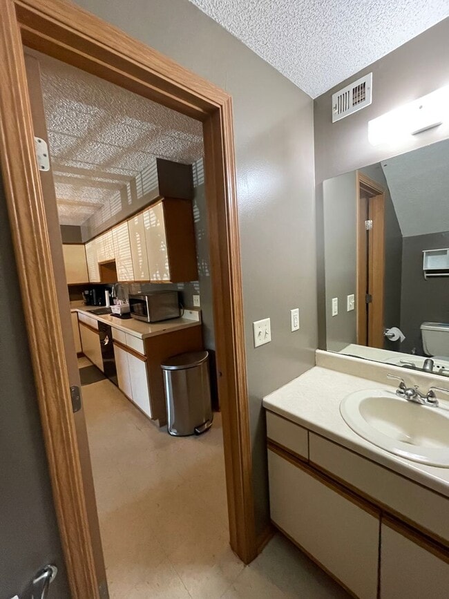 Building Photo - Great Townhome! Close to Campus!