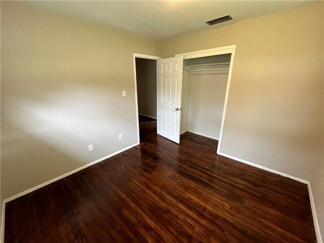 Building Photo - 116 Hillside Dr