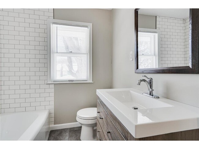 Primary Photo - 5422 S 28th Ave