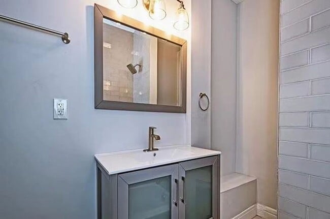 Building Photo - 5 bedroom home in the Upper Hill District